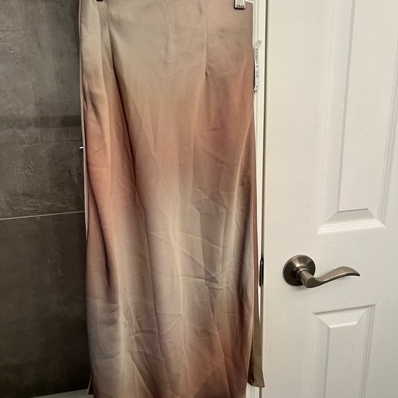 Aritzia Babaton Slip Midi Skirt in Birch Light Ombre, Size 00 (XXS) - Picture 4 of 4